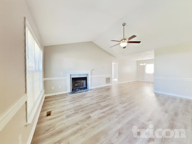 Photo - 112 Glengariff Ln
