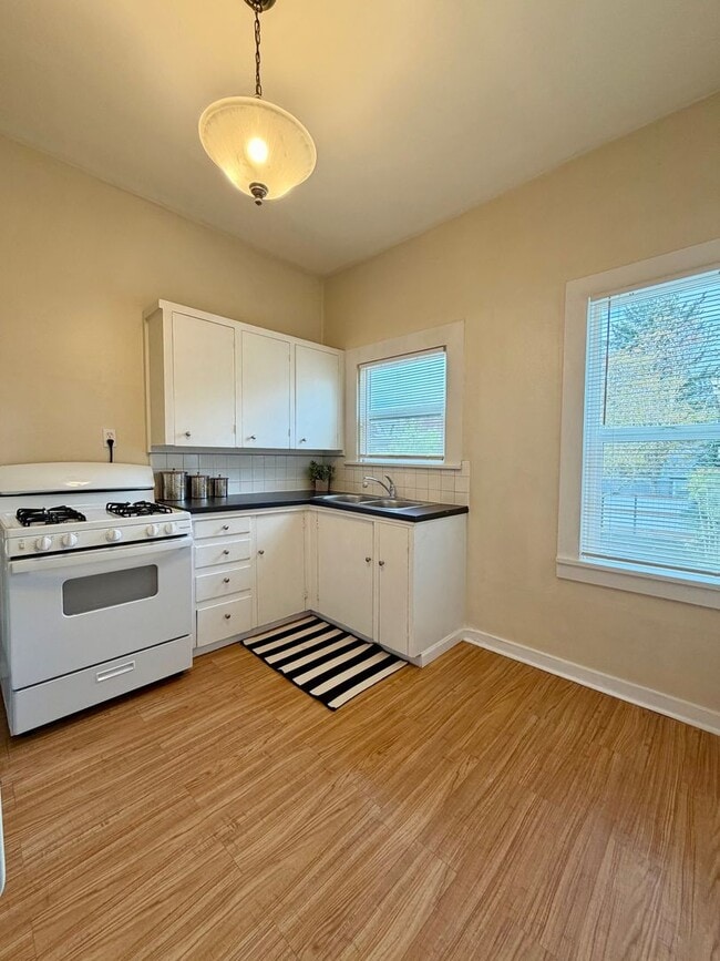 Building Photo - 7630 SE Woodstock Blvd Unit 07