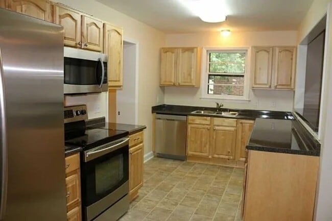 Photo - 3 bedroom single level close to 5 points