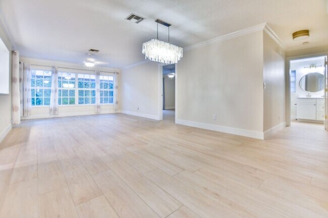 Photo - 226 Moccasin Trail W