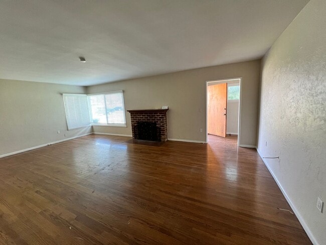 350 W 3rd St