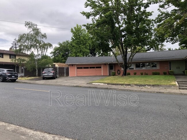Photo - 710 NW Midland Ave