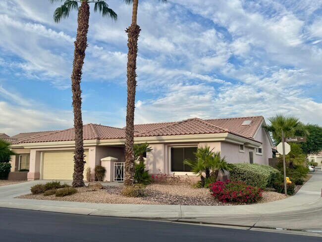 Building Photo - 38517 Fallbrook Ave