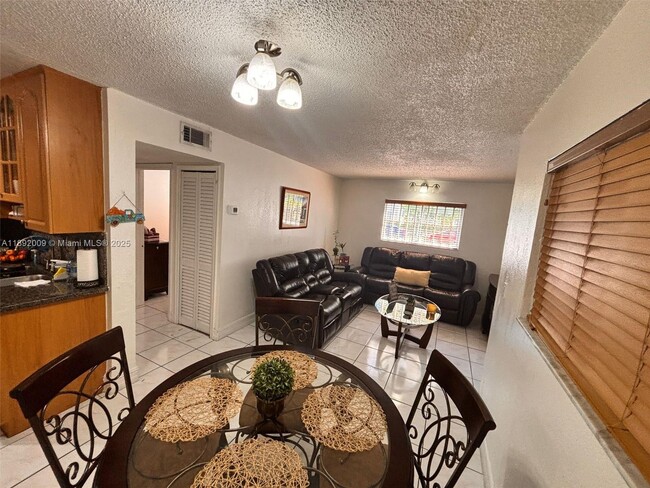 Photo - 2565 W 56th St Unidad 101