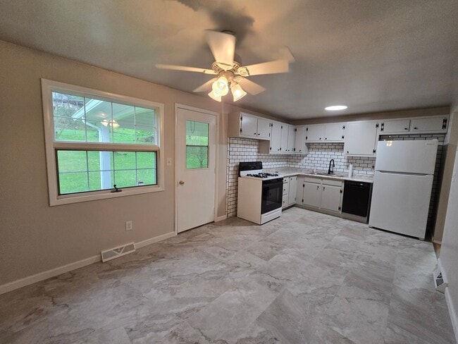 Photo - Beautiful 3 Bedroom Split Entry - Plum School District - AVAILABLE NOW