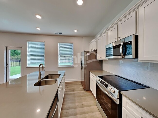 1043 Highland Walk