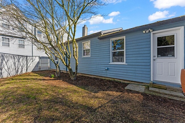 Photo - Rare 2 bedroom 1 bath HOUSE by Columbia River Marina!