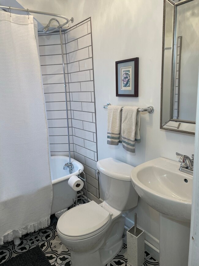 Baño de arriba - 731 Bluff St
