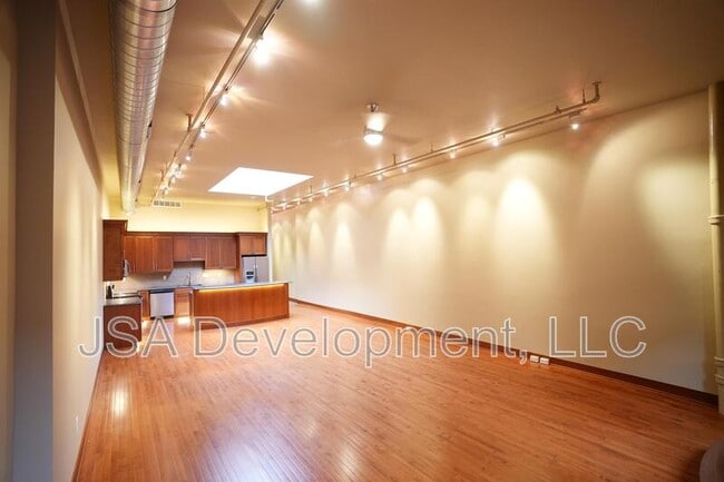 Photo - 208 E 4th St