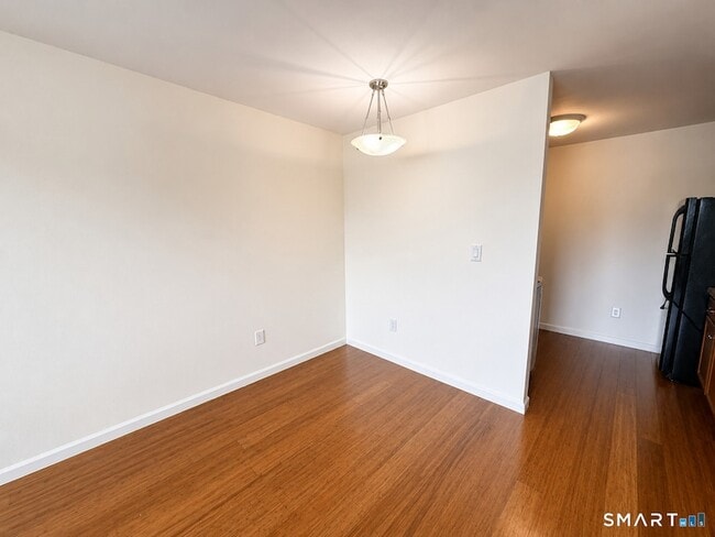 Photo - 1168 Main St Unidad B5