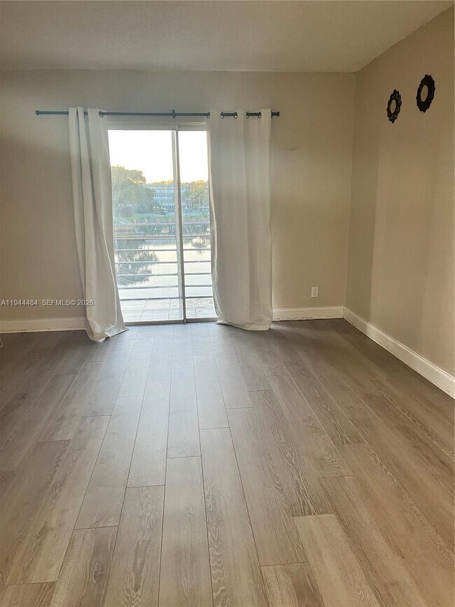 Photo - 2775 Taft St Unidad 305