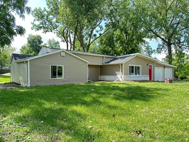 Photo - 3 Bed 2 Bath 2 Stall Garage - Country Styl...
