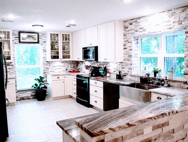 Cocina enorme con gabinetes nuevos, personalizados, hasta el techo, que ofrecen amplio espacio de almacenamiento y bisagras de cierre suave. - 2 Arnica Ct