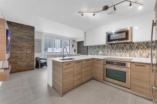 Photo - 1300 Brickell Bay Dr Unidad 2511