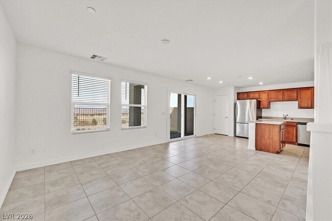 Photo - 352 Rosefinch St