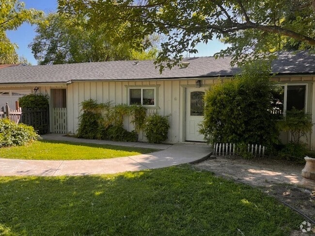 Building Photo - 2 Bedroom, 1 Bath, with garage in Santa Ma... Rental