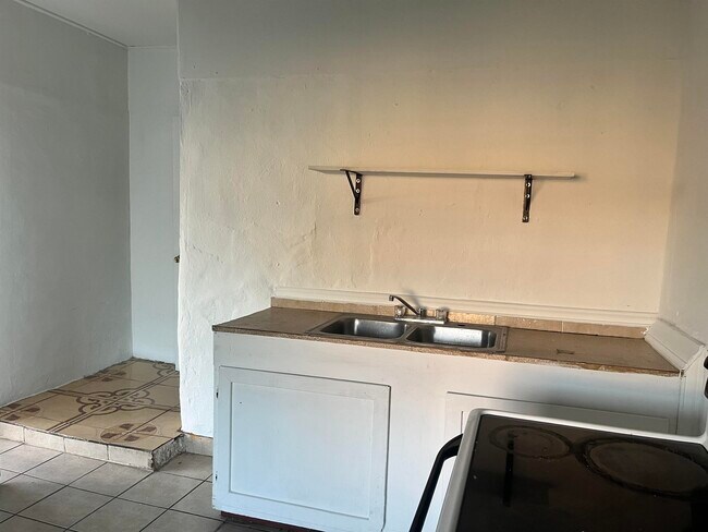 Photo - 2011 Lexington Ave Unit 5