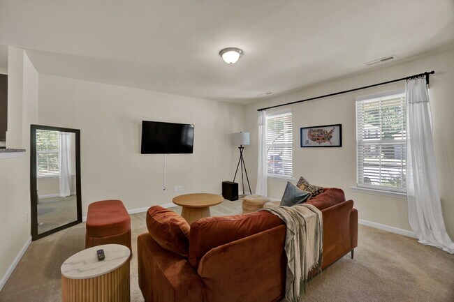 Photo - 565 Stockton Way