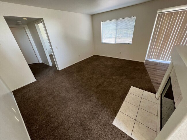 Photo - Craiglist: 2.5 ba, 2 story house, Li rm, F...