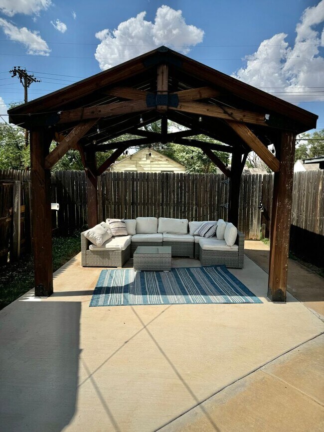 Photo - Available Now ! Unfurnished $1600.00 or Fully furnished $2000.00