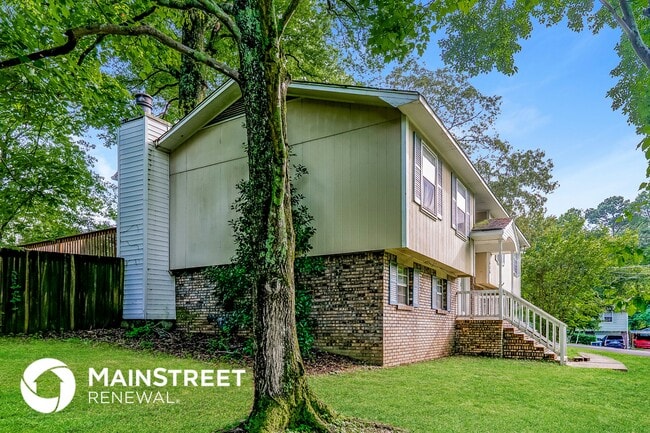 Photo - 636 Cresap Cir NE