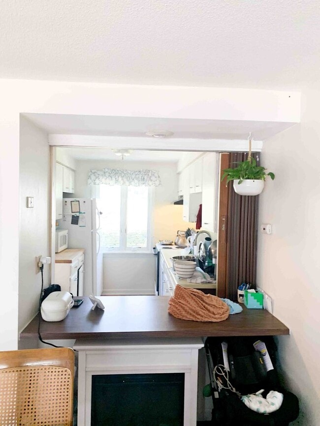 Building Photo - 2 Bed / 1 Bath Apartment – Webster Court, Amherst Available 6/8