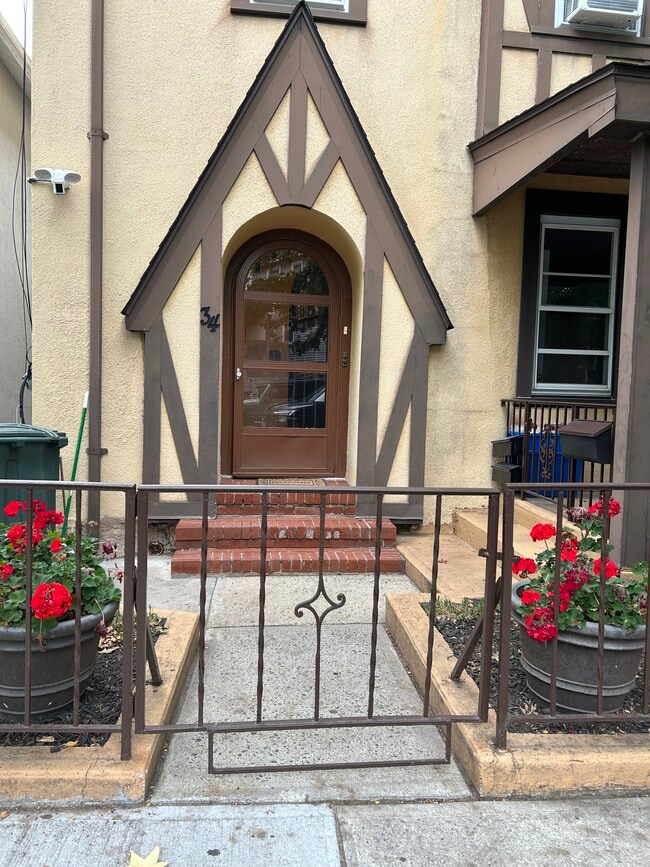 Building Photo - 34 Sand St Unit 1st floor apartment