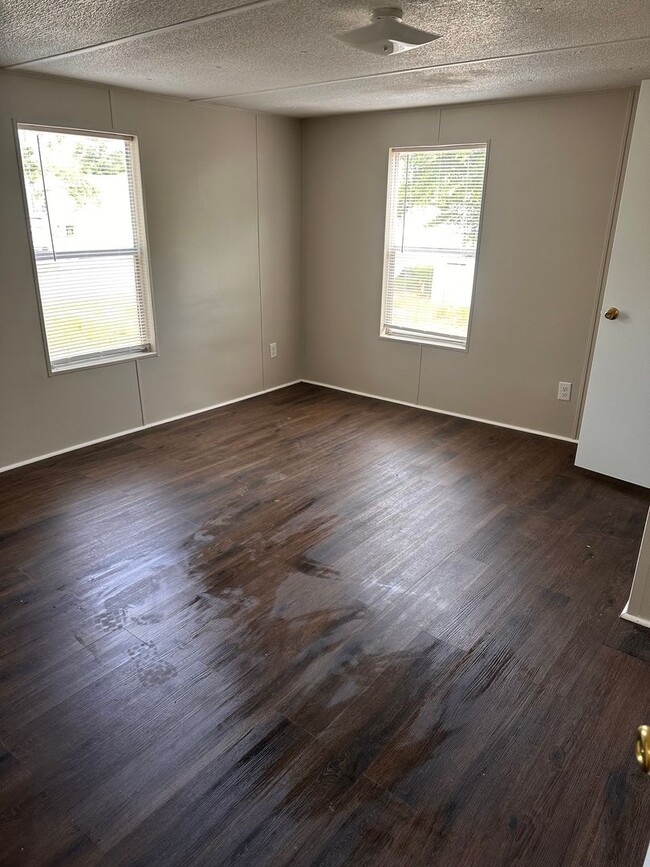Photo - Spacious 2-Bedroom/ 2-Bath Mobile Home - Great Location in Crestview with W/D Connections
