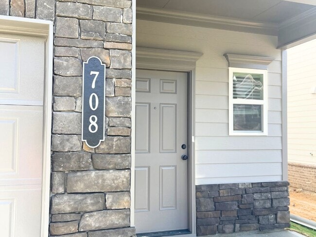 Photo - 708 Shetland Trl