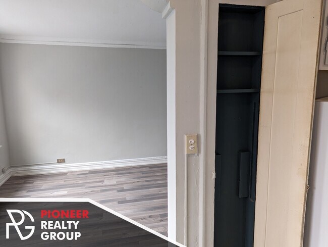 Photo - 429 W Roscoe St