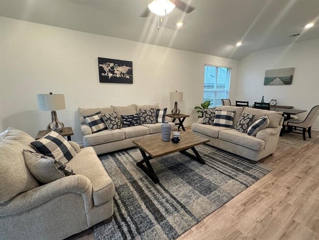 Photo - 421 Peace Pipe Way