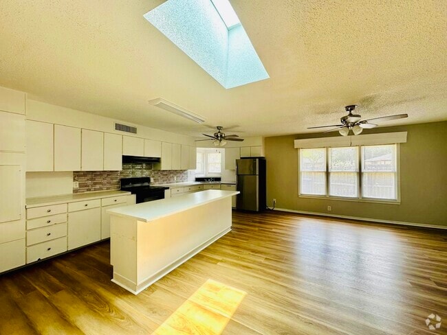 Building Photo - 1804 N Broadway St Rental