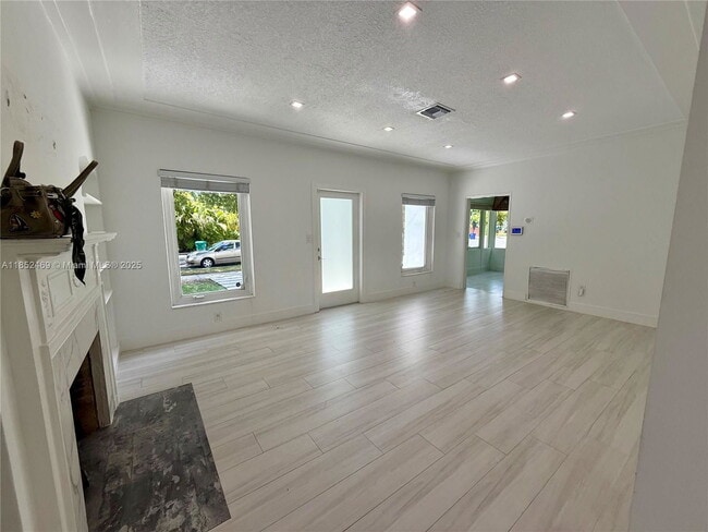 Photo - 761 NE 77th St