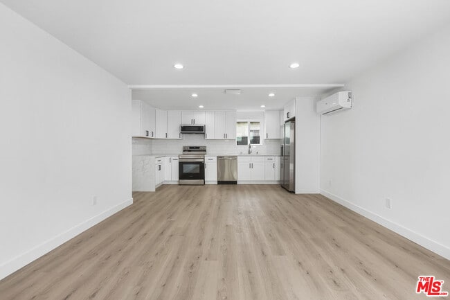 Photo - 1613 W 209th St