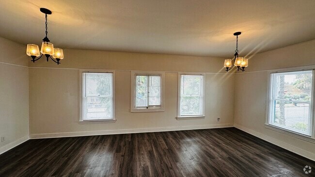 Building Photo - 143 E 10th St Unit 143 Rental