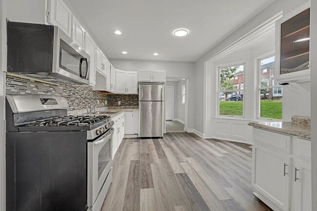 Building Photo - Freshly Renovated 4-Bedroom Home with Cent...
