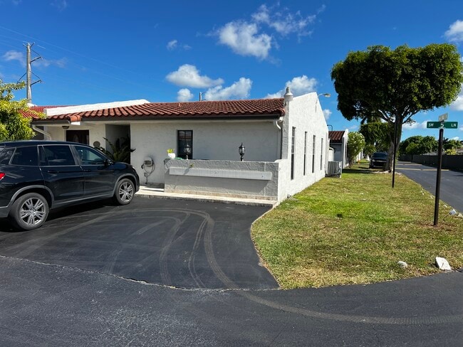 Building Photo - 9466 SW 5th Ln Rental