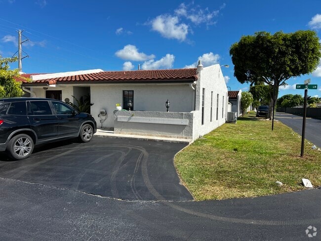 Building Photo - 9466 SW 5th Ln Rental