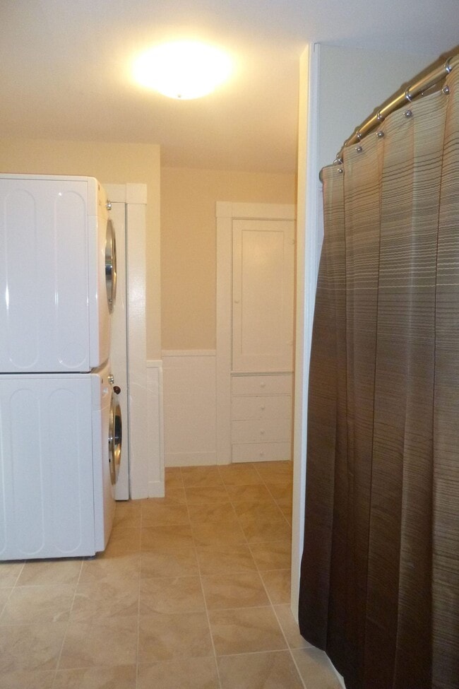 Bathroom w/Washer & Dryer - 293 High St Unit B