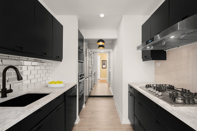 Photo - 15 W 53rd St