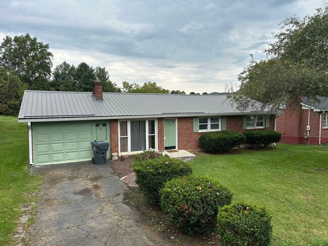 ONE LEVEL BRICK RANCHER WITH EXTRA LARGE LOT - ONE LEVEL BRICK RANCHER WITH EXTRA LARGE LOT Casa