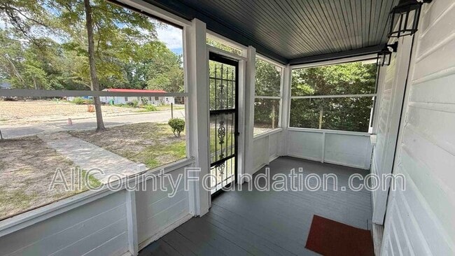 Photo - 818 W 2nd N St