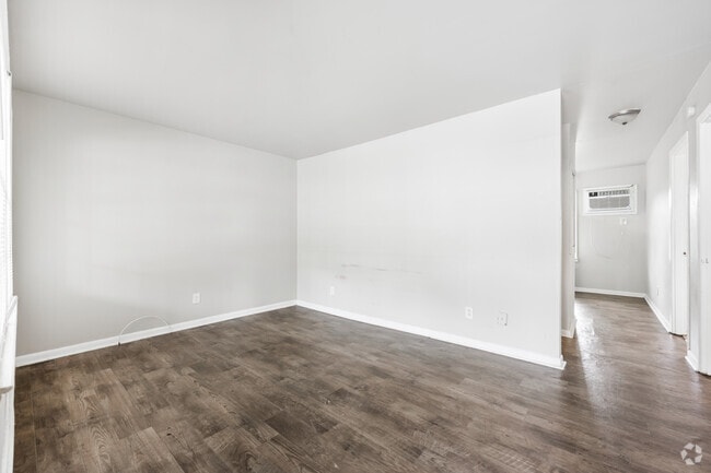 2BR, 2BA - 669SF - Living Room