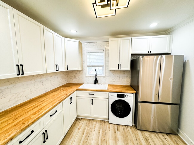 Photo - 711 W 44th St Unit C