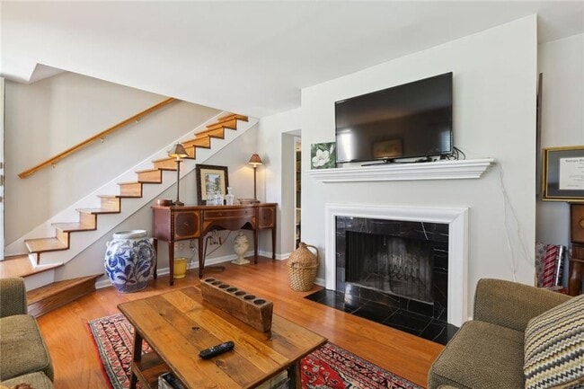 Photo - 73 La Rue Pl NW