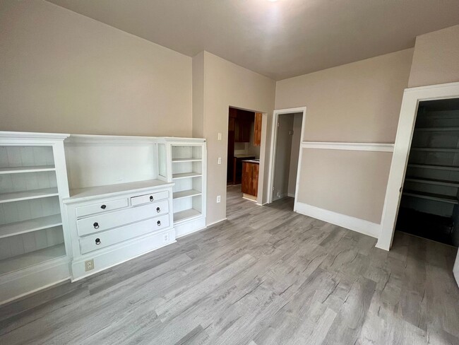Photo - 875-879 Donnelly Ave Unit 877