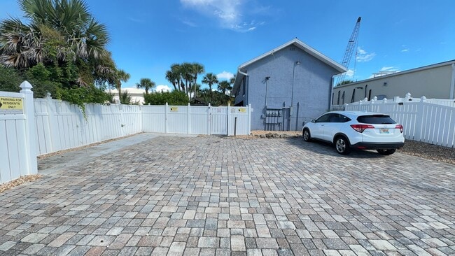 Building Photo - Fully Furnished One Bedroom Long Term Beac... Rental