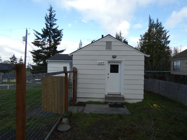 Photo - 1237 W 9th St