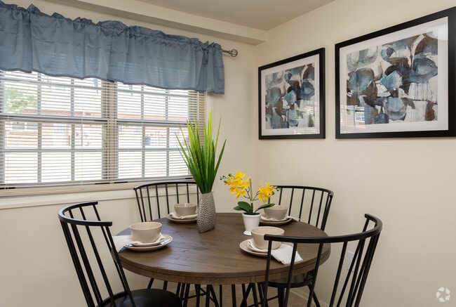 3HAB, 1BA - 1,125 ft² - Somerset Woods Townhomes