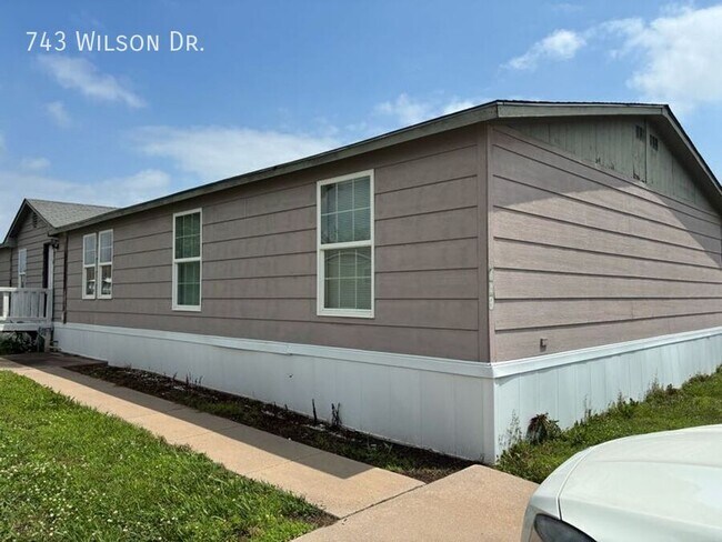 Photo - 743 Wilson Dr